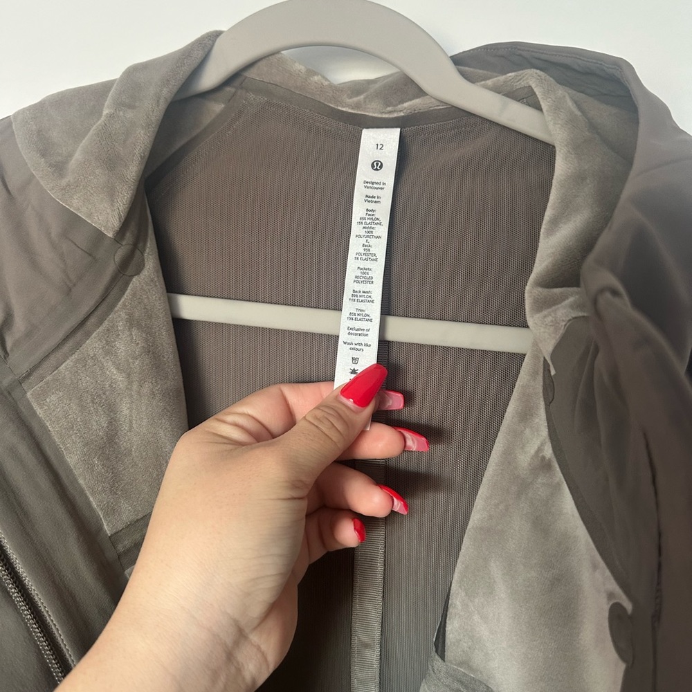 NWT Lululemon RepelShell Cinch-Back Rain Jacket SIZE 12